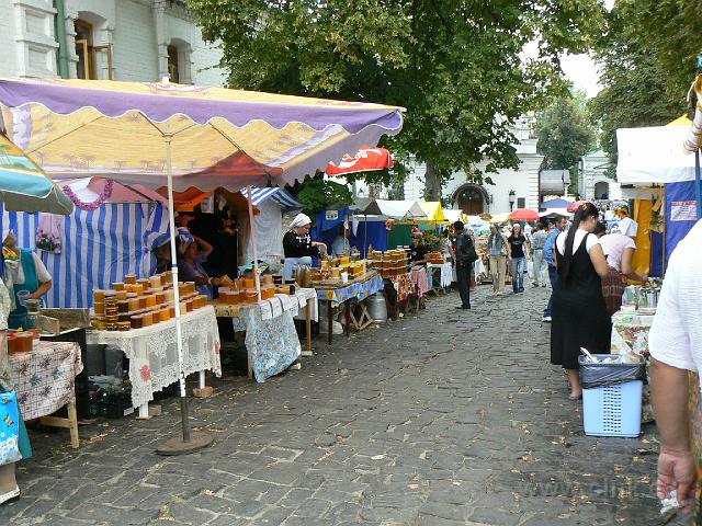 20070820-110446-FZ7.JPG - Kyjevo-Pečorská lavra - trh s medem