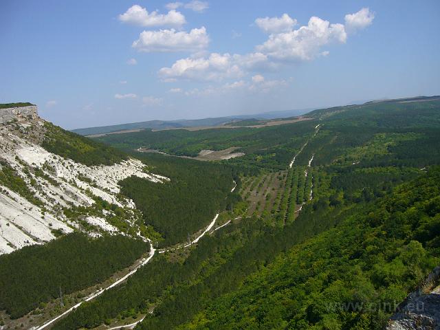 20070823-124000-FX3.JPG - Čufut Kale (skalní město) - výhled